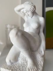 1970'S MARBLE SCULPTURE OF NUDE WOMAN IN THOUGHT